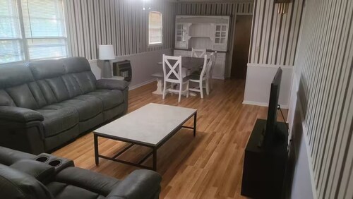 Soothing 3-bedroom house in peaceful Anniston neighborhood