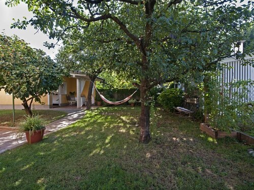 Ferienhäuschen für zwei mit Terrasse und schattigem, kleinen Garten, in der Näh by Interhome