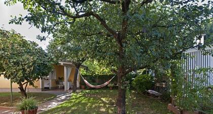Ferienhäuschen für zwei mit Terrasse und schattigem, kleinen Garten, in der Näh by Interhome