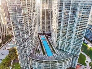 Ein Hochhaus mit Innenhof und einem Schwimmbecken.