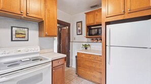 Private kitchen - Tropical Oasis in Seminole Heights (Tampa)
