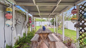 Outdoor dining - Tropical Oasis in Seminole Heights (Tampa)