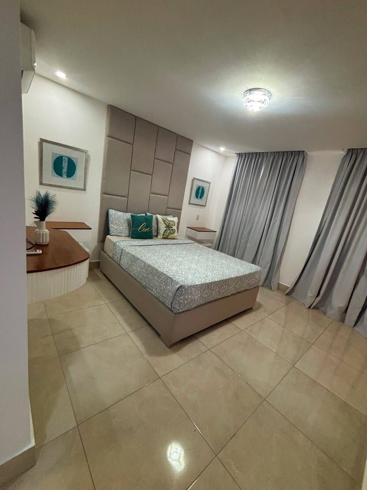 Ferros/tábuas de passar roupa, acesso à internet, roupa de cama
