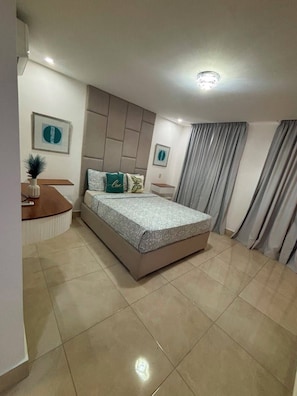 Ferros/tábuas de passar roupa, acesso à internet, roupa de cama