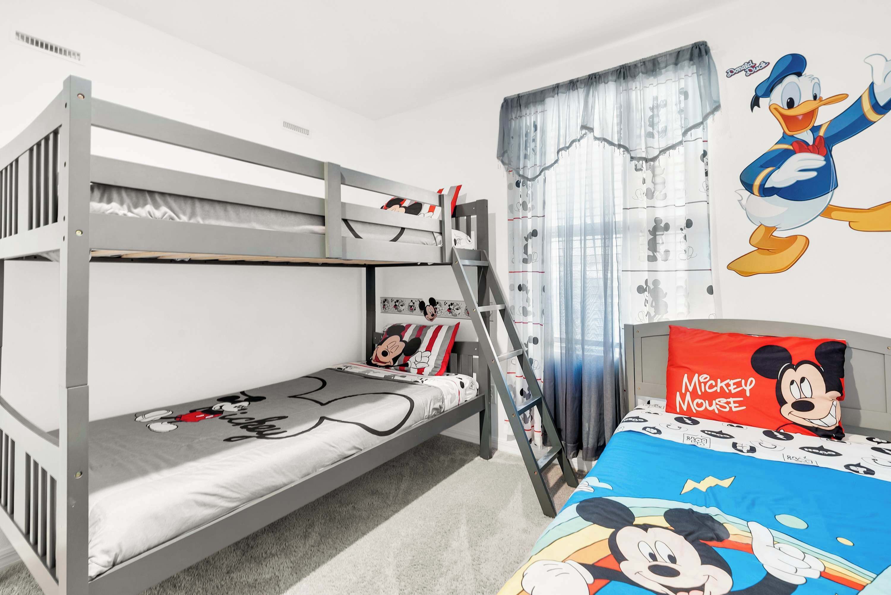 Een strijkplank/strijkijzer, wifi, beddengoed