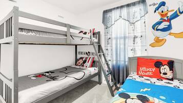 Een strijkplank/strijkijzer, wifi, beddengoed