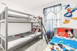 Een strijkplank/strijkijzer, wifi, beddengoed
