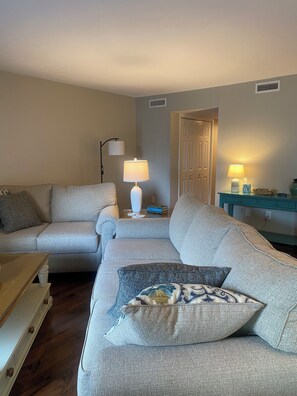 Living area - UPDATED 3BR 2BA CONDO, 1 MIN. WALK TO THE BEACH! TILGHMAN LAKES BY THE SEA A2 (North Myrtle Beach)