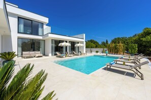 A modern two-story house with a swimming pool, outdoor seating, and a well-maintained garden. - Villa Terra Silentis (Istria - Pula) (Juršići)