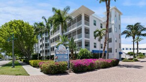 Ein mehrstöckiges Hotel mit Balkonen, eine Schilder für das Old Marco Island Inn & Suites und ein Bistro Soleil Restaurant.
