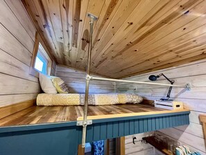 Room - Cozy Teeny Tiny Home with New River view. Pet friendly. (Todd)