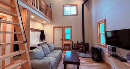 New Country Cabin | Driving Range | Sleeps 12