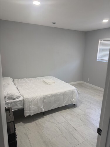 Spacious 4-bedroom house in tranquil Lakeside with AC