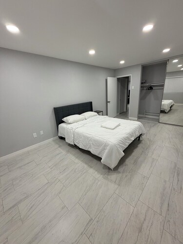 Spacious 4-bedroom house in tranquil Lakeside with AC