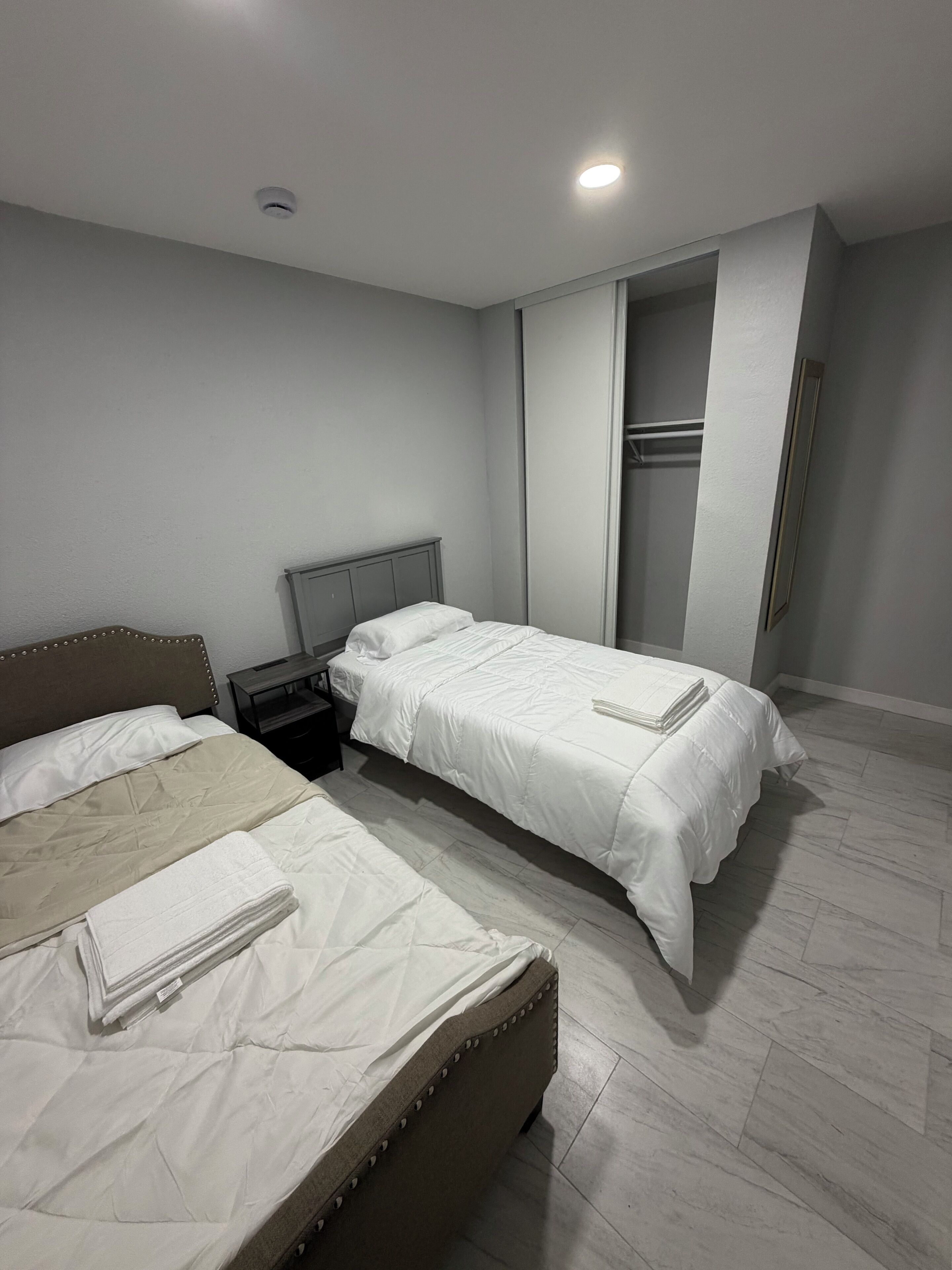 Een strijkplank/strijkijzer, wifi, beddengoed