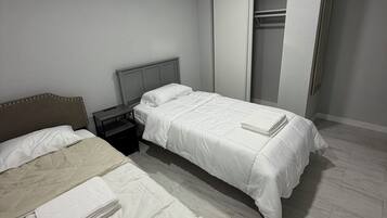 Een strijkplank/strijkijzer, wifi, beddengoed
