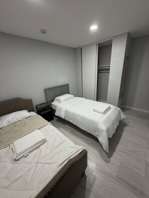 Een strijkplank/strijkijzer, wifi, beddengoed
