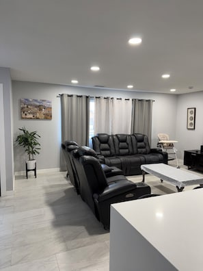TV connectée, cheminée, table de tennis de table