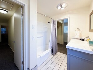 Ein Badezimmer mit Dusche, Toilette und Waschbecken.