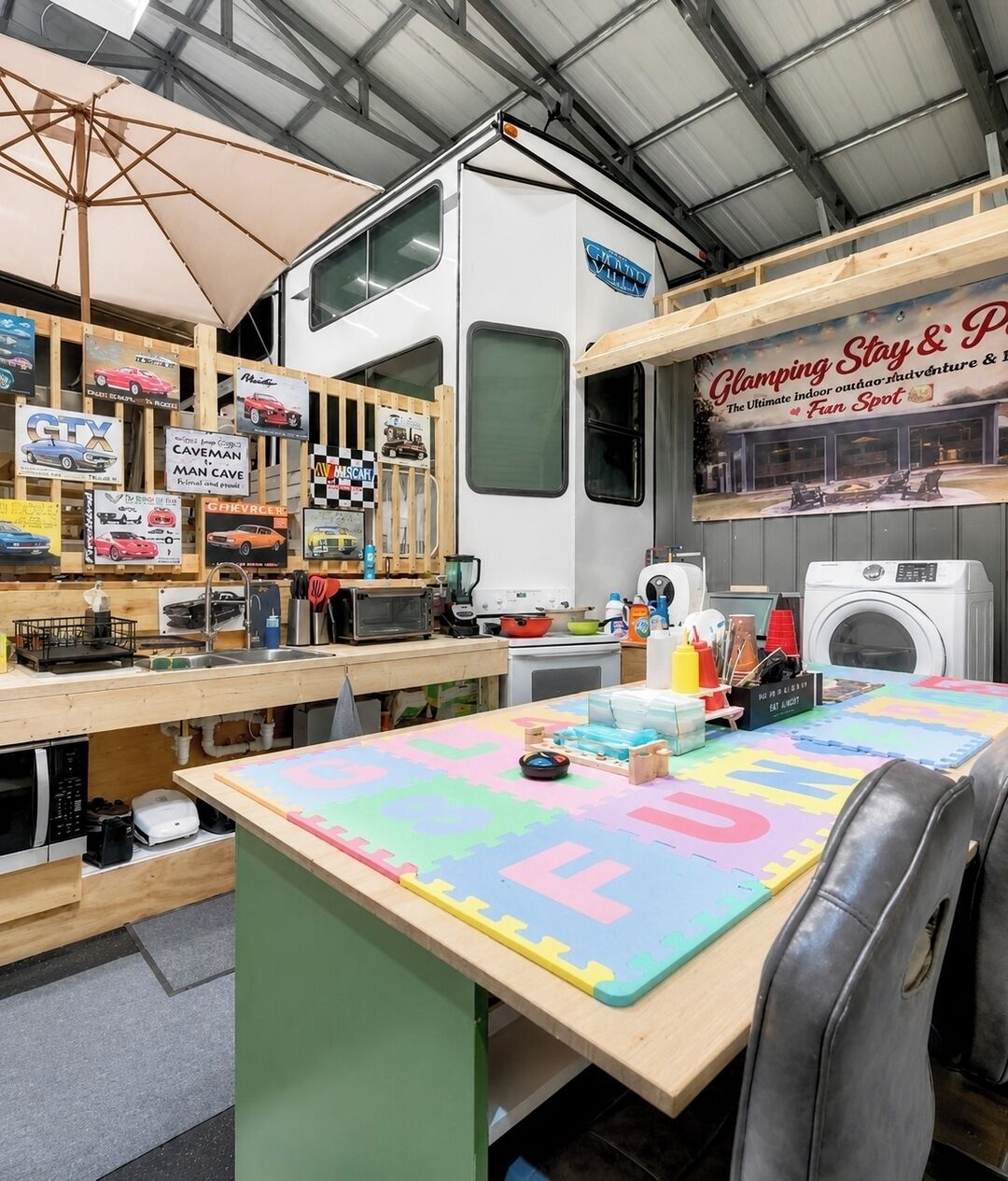 Ein Campervan-Innenraum mit Küchenzeile, einem Tisch und einer bunten Puzzledecke sowie verschiedenen Schildern und Erinnerungsstücken an den Wänden.