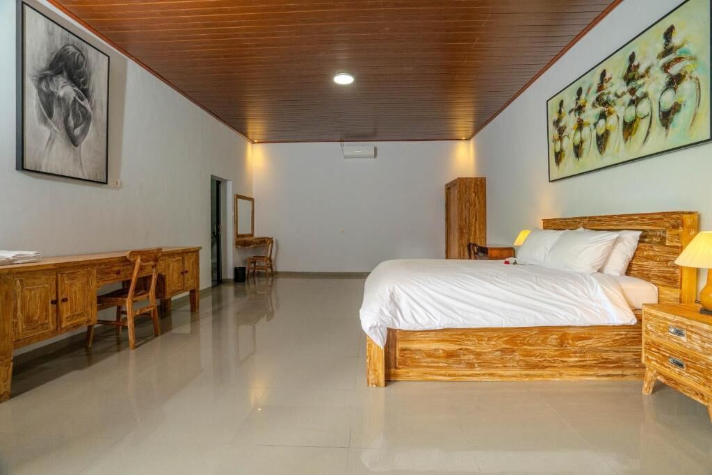 Ein Schlafzimmer mit einem hölzernen Bett, einem Schreibtisch und einem Stuhl.