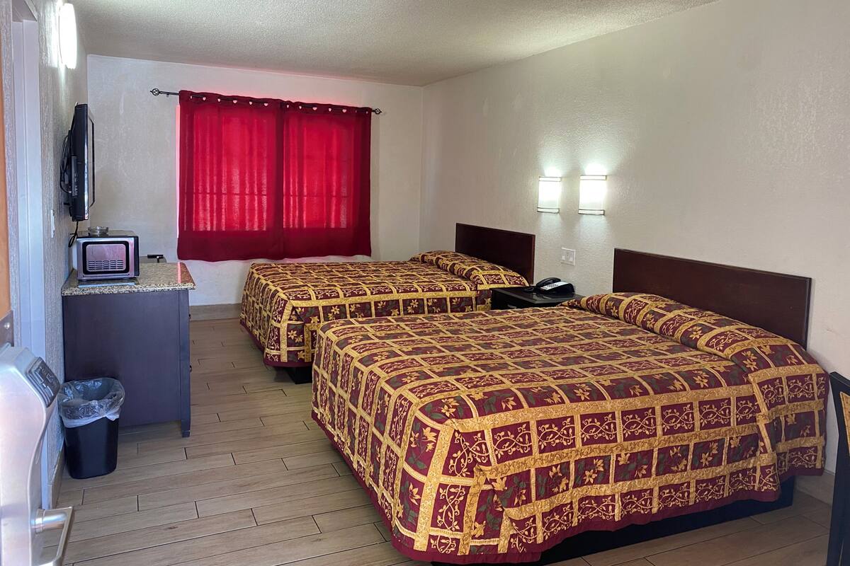 Tweepersoonskamer, 2 queensize bedden, niet-roken | Een bureau, een laptopwerkplek, gratis wifi