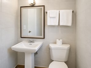 Towels, soap, shampoo, toilet paper - Thrif-T-Lodge Motel (Redlands)