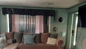 Living area - Gated Private Country Home In The City. (Little Rock)