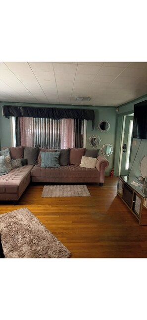 Living area - Gated Private Country Home In The City. (Little Rock)