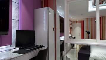 Premier Twin Room | Desk, WiFi (free), individually decorated, individually furnished