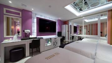 Premier Twin Room | Desk, WiFi (free), individually decorated, individually furnished