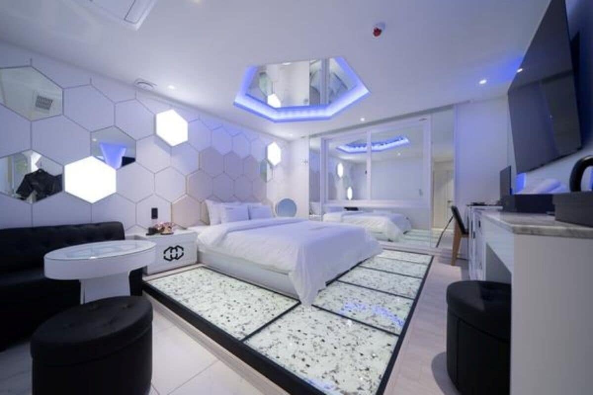 Deluxe Room | Desk, WiFi (free), individually decorated, individually furnished