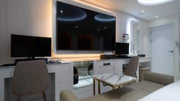 Deluxe Twin Room | Desk, WiFi (free), individually decorated, individually furnished