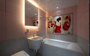 Standardzimmer | Badezimmer | Badewanne und Dusche (separat), kostenlose Toilettenartikel