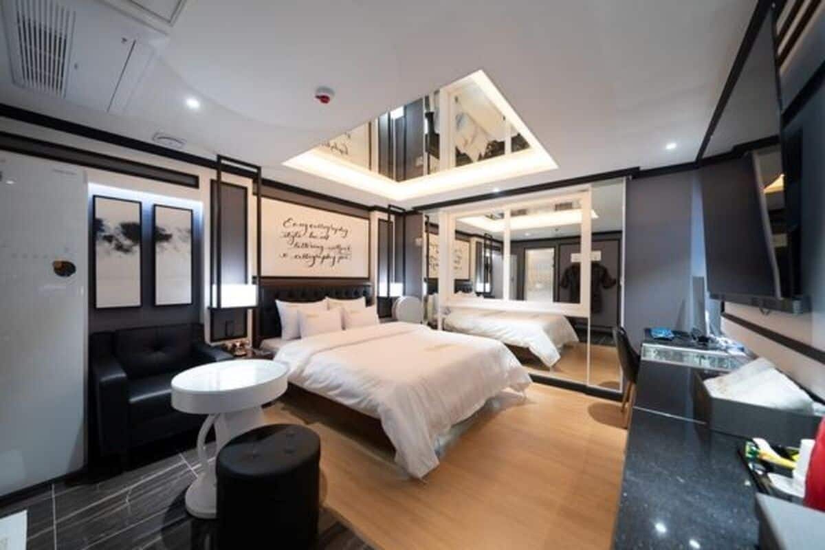 Premier Room | Desk, WiFi (free), individually decorated, individually furnished