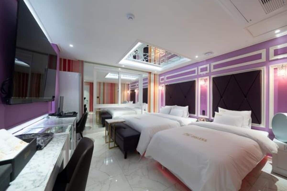 Premier Twin Room | Desk, WiFi (free), individually decorated, individually furnished