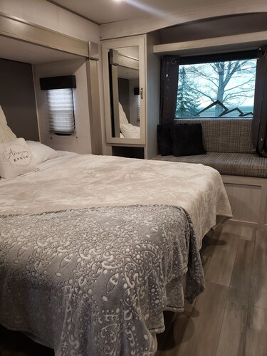 Country Stay in RV located on 10 acres in Moses Lake. Close to town, quiet.