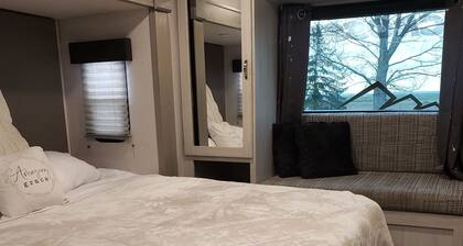 Country Stay in RV located on 10 acres in Moses Lake. Close to town, quiet.