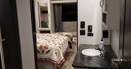 Country Stay in RV located on 10 acres in Moses Lake. Close to town, quiet.