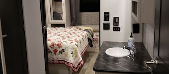 Country Stay in RV located on 10 acres in Moses Lake. Close to town, quiet.