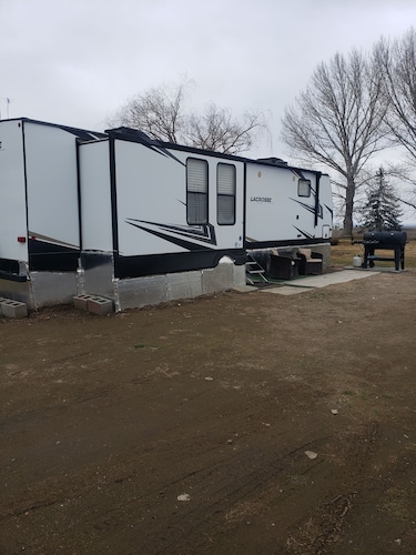 Country Stay in RV located on 10 acres in Moses Lake. Close to town, quiet.