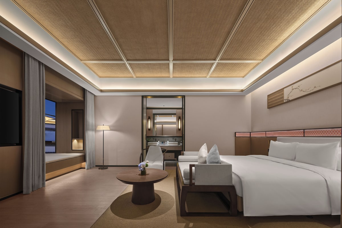 Suite clásica | Escritorio, cortinas blackout y tabla de planchar con plancha 