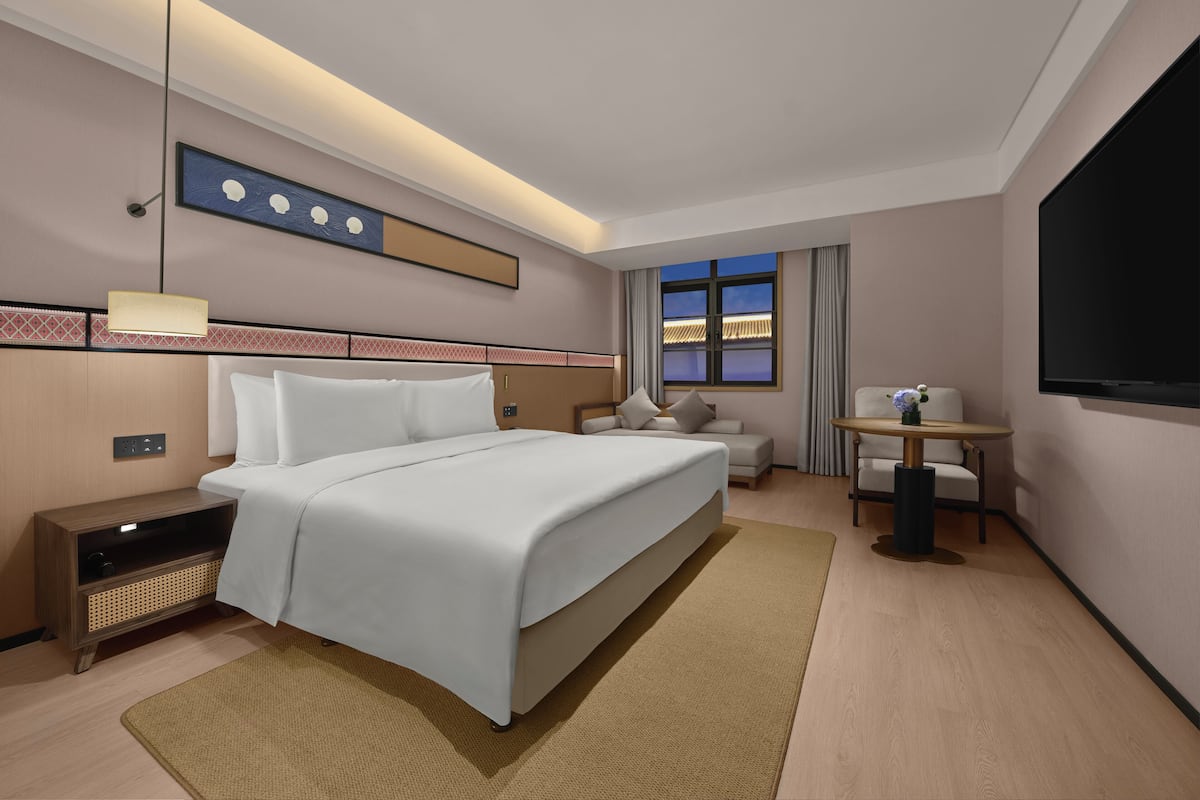Suite Premier | Escritorio, cortinas blackout y tabla de planchar con plancha 