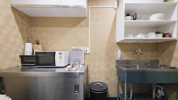 Cookware/dishes/utensils