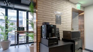 A modern coffee station with a coffee machine, a microwave, and a refrigerator. - Busan Sasang Mr. Brick Hotel (Busan)