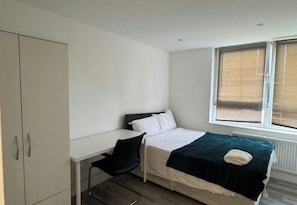 Iron/ironing board, WiFi, bed sheets - 4 Bedroom London House - WiFi & Free Parking (London)