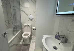 Shower, hair dryer, towels - 4 Bedroom London House - WiFi & Free Parking (London)