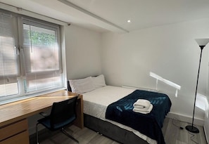 Iron/ironing board, WiFi, bed sheets - 4 Bedroom London House - WiFi & Free Parking (London)