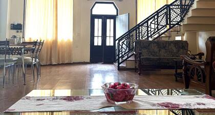 3 + 1 BR Villa with lawn, fireplace, foosball & mountain view.