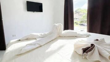 Tabla de planchar con plancha, wifi y ropa de cama